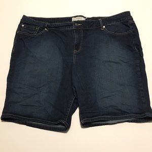 EUC Torrid Size 24 Mid Bermuda Dark Wash Shorts